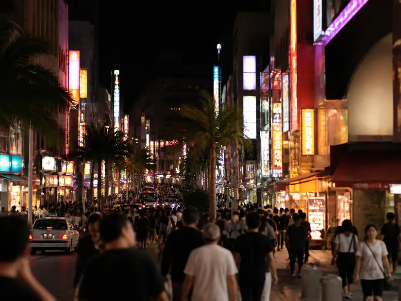 夜の国際通りのネオン