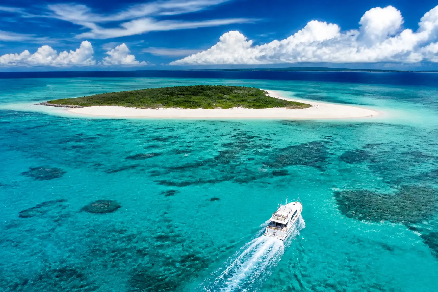 海に浮かぶ無人島の全景