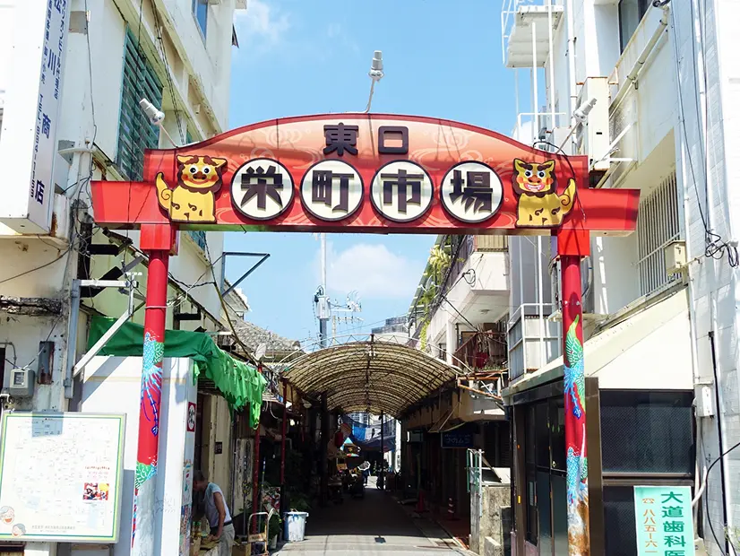 赤ちょうちんの並ぶ路地