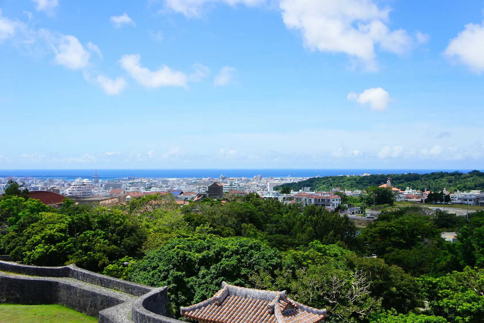金城町石畳道を歩く旅行者