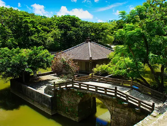 石畳道沿いの古民家