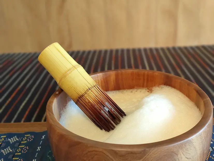 ぶくぶく茶を泡立てる