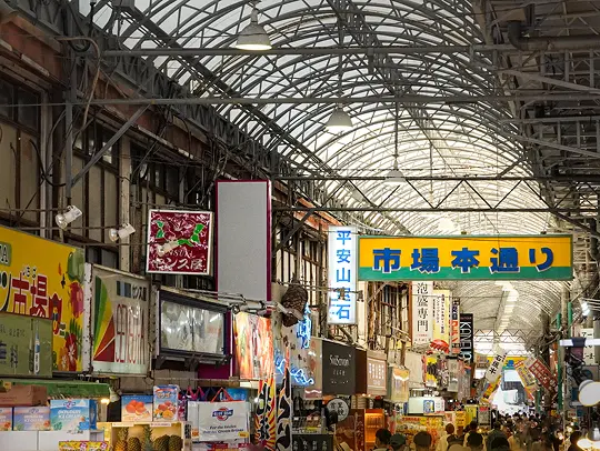 裏路地のレトロな看板