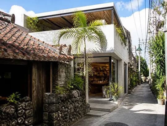路地裏のバルの看板