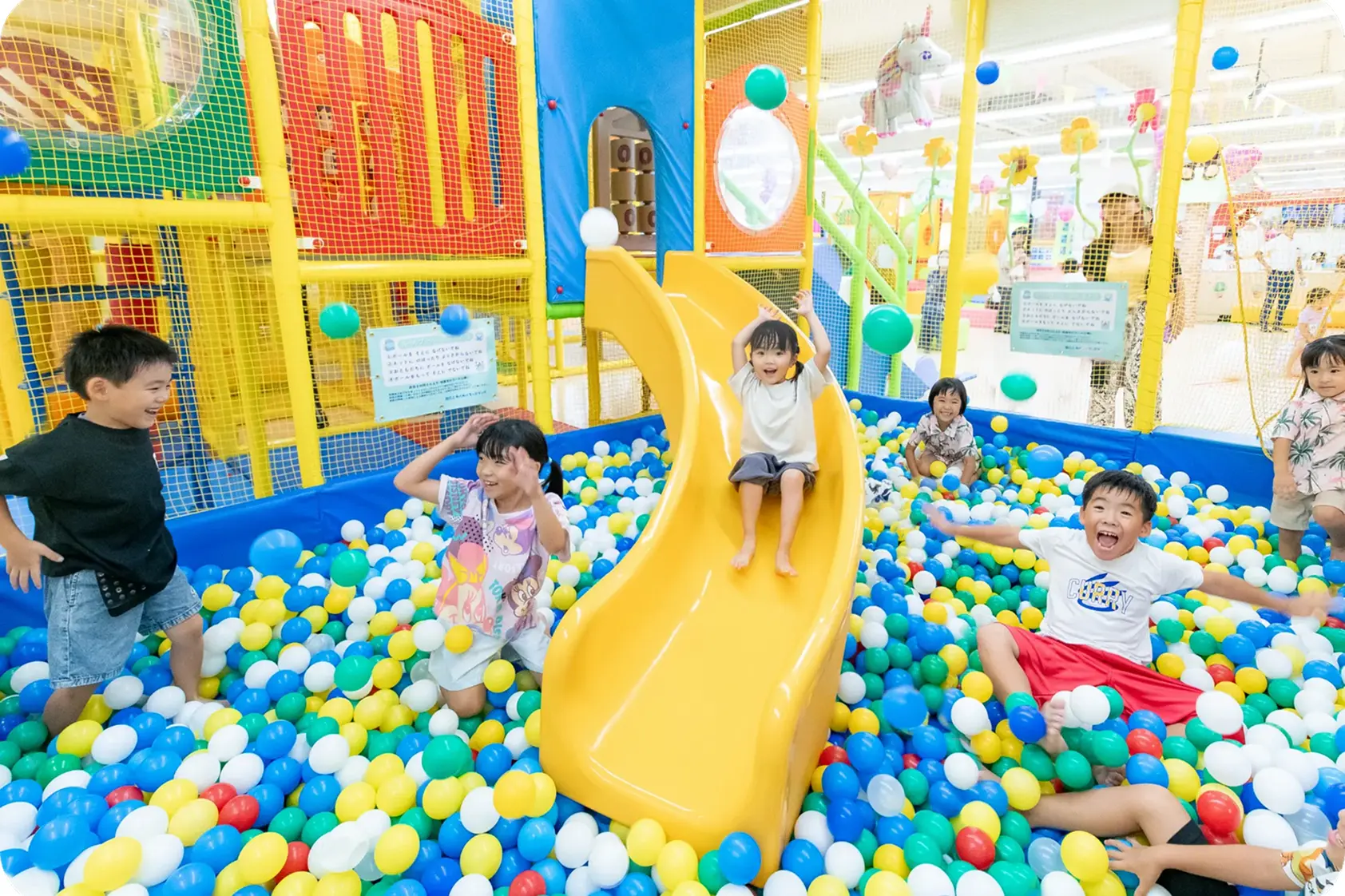 ボールプールで遊ぶ子どもたち