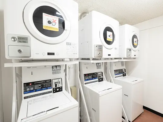 コインランドリーの洗濯機と乾燥機